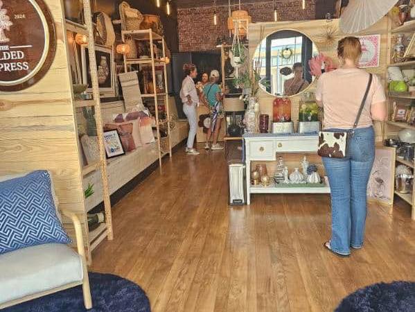 Sweethearts & Swing: Valentine’s Sip & Shop